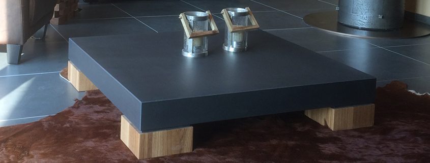 Couchtisch aus Beton mit Holzfüßen