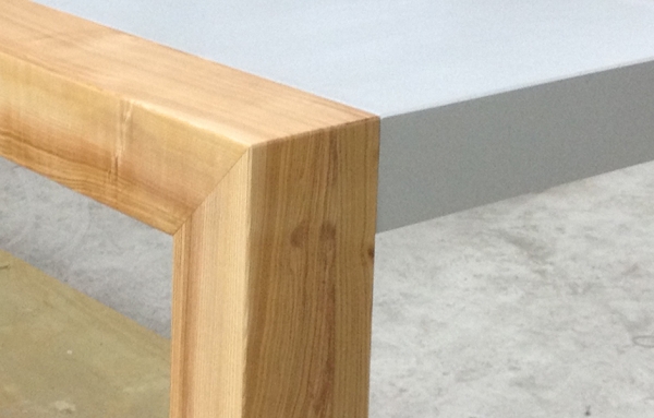 Detail Tischplatte Beton und Holzbein
