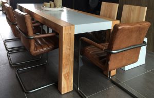 Essplatz Tisch aus Beton und Holz