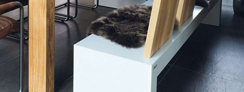 Betonbank mit Lehne aus Holz