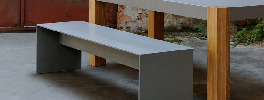 Sitzbank aus Beton mit Betontischplatte mit Tischbeinen aus Holz