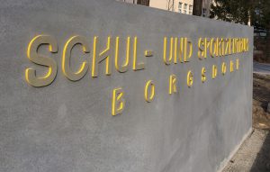 Beton Schriftzug mit gelben Kanten