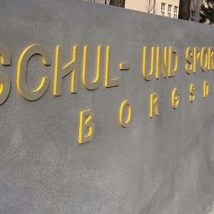 Beton Schriftzug mit gelben Kanten