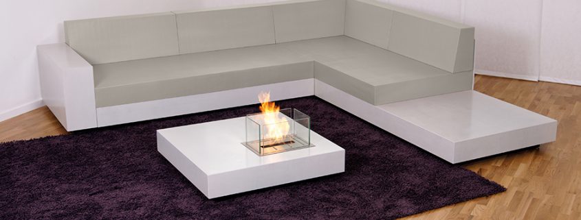 Lounge und Couchtisch mit Feuerstelle aus Beton