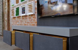 TV Aufbewahrungsmöbel mit Holzschüben und Fronten aus Beton