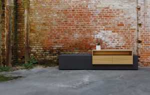 Sideboard Beton mit Holz Eiche vor Ziegelsteinwand