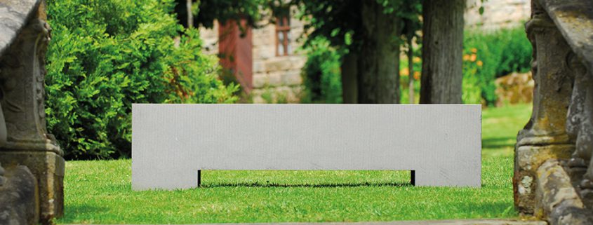 Betonbank in Garten Schloss Hohenfels