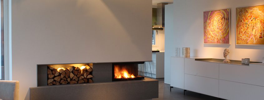 Kamin als Raumteiler mit Kaminbank aus Beton