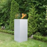 Feuersäule aus Beton mit Windschutz im Garten