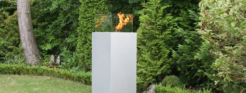 Feuersäule aus Beton mit Windschutz im Garten