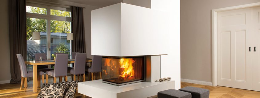 Kamin mit schwebender Kaminbank aus Beton