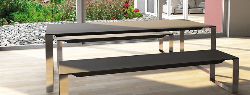 Betonbank und Betontisch mit Metallbeinen