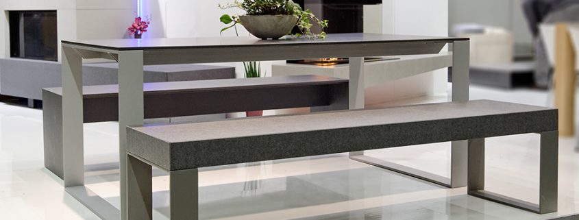 Betonbank grau mit Stahlkufen