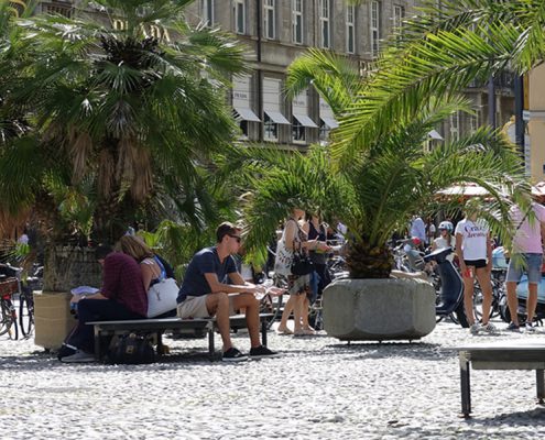 Sonnenliege mit Betonplatten in München von Susi Gelb