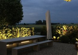 Garten Betontisch mit dünnen Platten und leichten Betonbänken