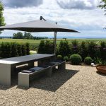 Terrasse Betontisch mit dünnen Platten und leichten Betonbänken