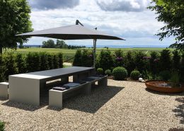 Terrasse Betontisch mit dünnen Platten und leichten Betonbänken