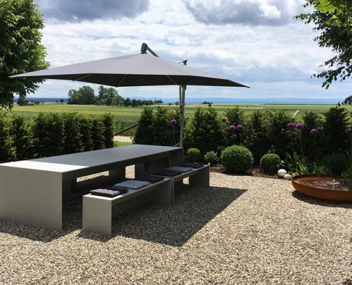 Terrasse Betontisch mit dünnen Platten und leichten Betonbänken