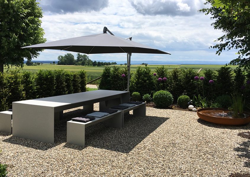 Terrasse Betontisch mit dünnen Platten und leichten Betonbänken