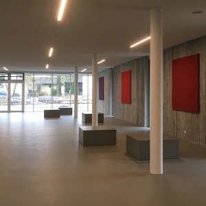 Schule Neuhaus am Inn - Beton-Sitzkuben im Eingangsbereich