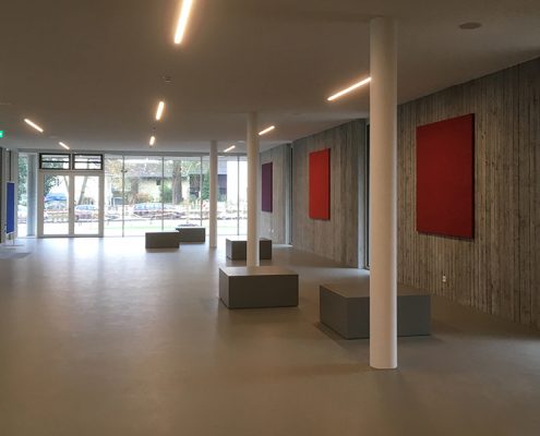 Schule Neuhaus am Inn - Beton-Sitzkuben im Eingangsbereich