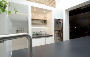 moderne helle Küche mit Arbeitsflaeche Nische aus Beton