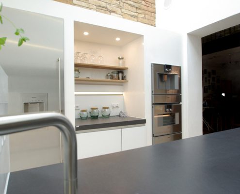 moderne helle Küche mit Arbeitsflaeche Nische aus Beton