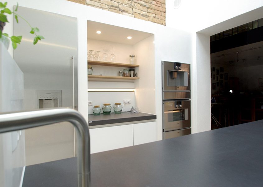 moderne helle Küche mit Arbeitsflaeche Nische aus Beton