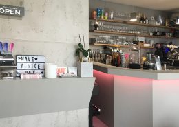 Cafe Micasa - Wandboard und Theke mit Betonverkleidung