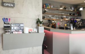 Cafe Micasa - Wandboard und Theke mit Betonverkleidung