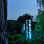 Lichtobjekte aus Beton beleuchtet bei Nacht