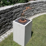 Beton-Feuersäule im Garten