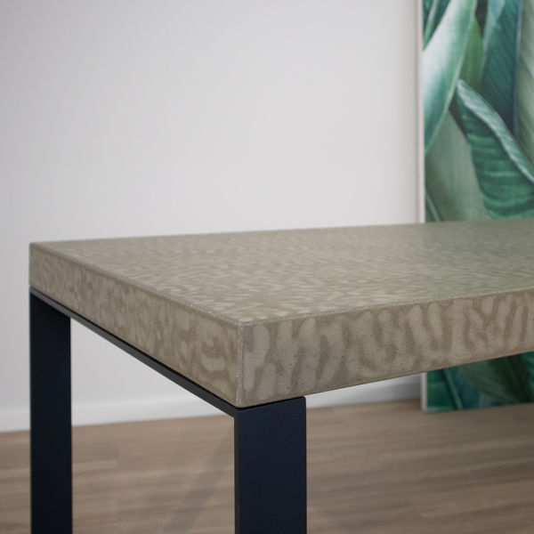 Betontisch Nico - Silbergrau natur + pulverbeschichtet RAL7021