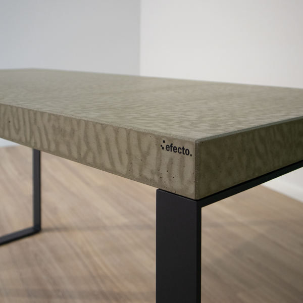 Betontisch Nico - Silbergrau natur + pulverbeschichtet RAL7021