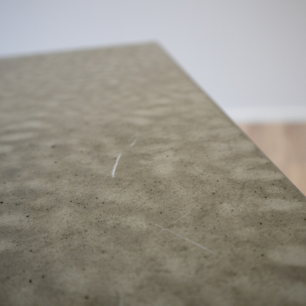 Betontisch Nico - Silbergrau natur + pulverbeschichtet RAL7021