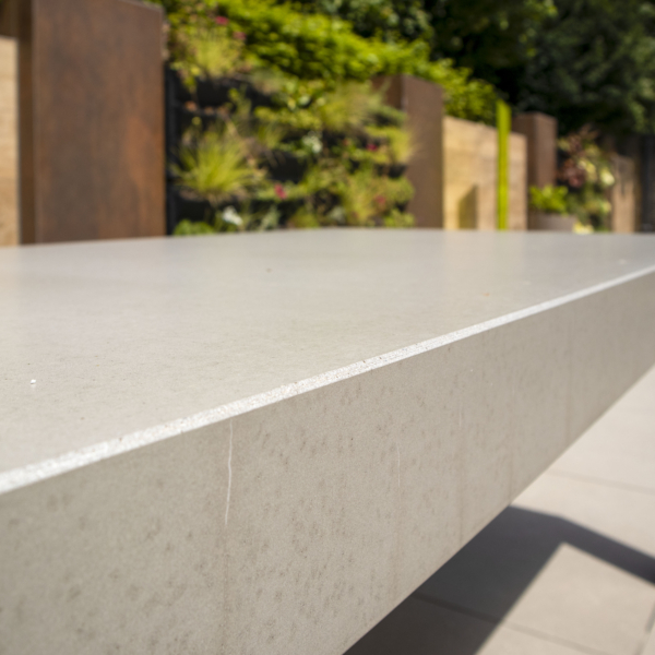Betontisch Emil – Silbergrau gebürstet