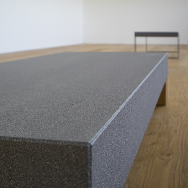 Beton-Couchtisch Andreas - Anthrazit sandgestrahlt mit Eiche geölt