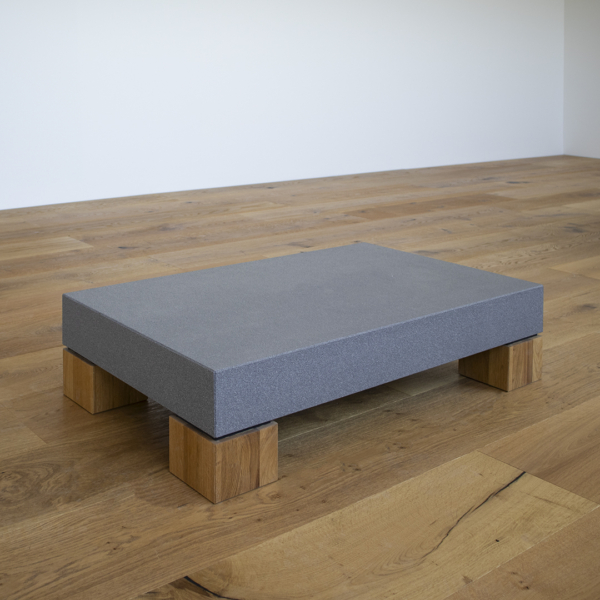 Beton-Couchtisch Andreas - Anthrazit sandgestrahlt mit Eiche geölt