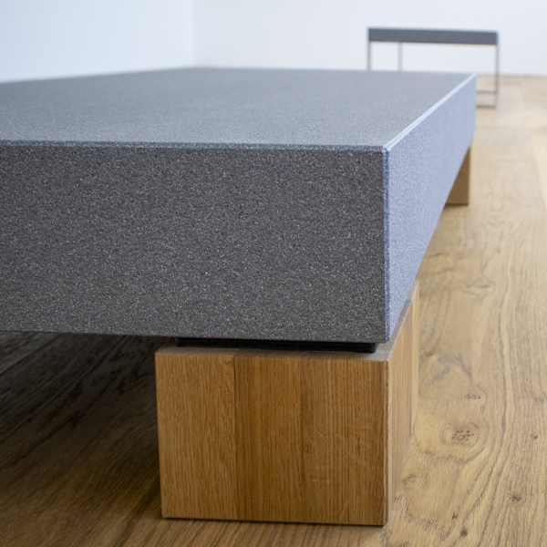 Beton-Couchtisch Andreas - Anthrazit sandgestrahlt mit Eiche geölt