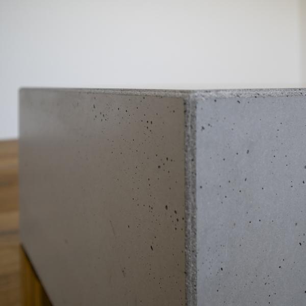 Beton-Couchtisch Andreas – Silbergrau rustikal mit Eiche geölt