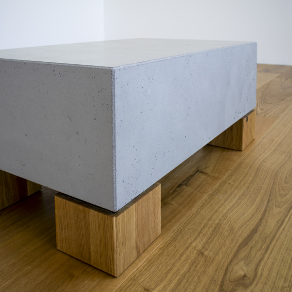 Beton-Couchtisch Andreas – Silbergrau rustikal mit Eiche geölt