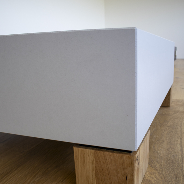 Beton-Couchtisch Andreas – Weiß gebürstet + Eiche geölt