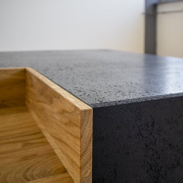 Beton-Couchtisch Martin – Schwarz rustikal mit Eiche rustikal