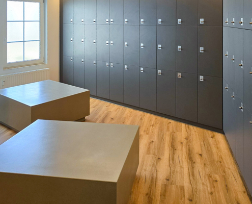 efecto-fitnessfabrik-beton-sitzkuben-1 Betonsitzhocker in Umkleide zwischen Schließfächern