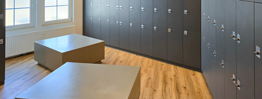 Betonsitzhocker in Umkleide zwischen Schließfächern