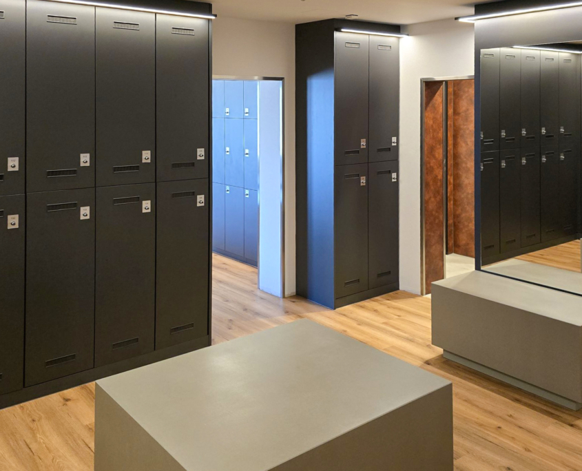 efecto-fitnessfabrik-beton-sitzkuben-2-2 Betonhocker in Umkleide vor Spiegel