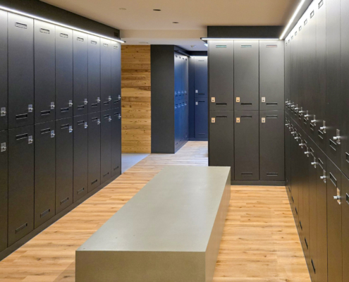 efecto-fitnessfabrik-beton-sitzkuben-3 langer Betonsitzkubus in Umkleide