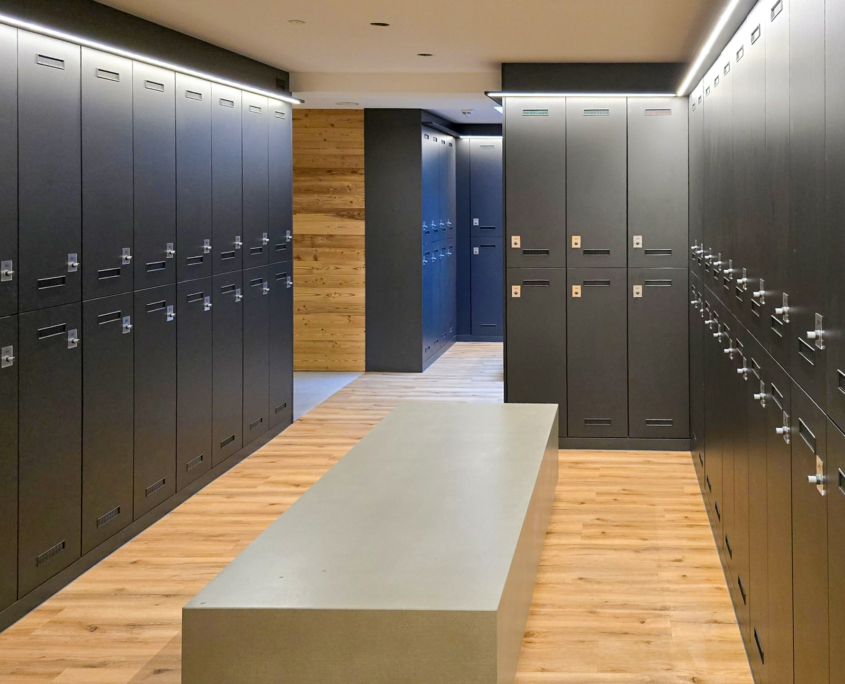 efecto-fitnessfabrik-beton-sitzkuben-3 langer Betonsitzkubus in Umkleide