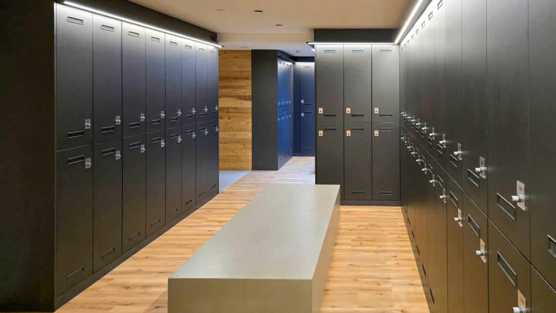 efecto-fitnessfabrik-beton-sitzkuben-3 langer Betonsitzkubus in Umkleide von Fitnessstudio