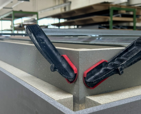 efecto-fitnessfabrik-beton-sitzkuben-werkstatt-1 Kubussockel wird verklebt mit Hilfe von Schraubzwingen